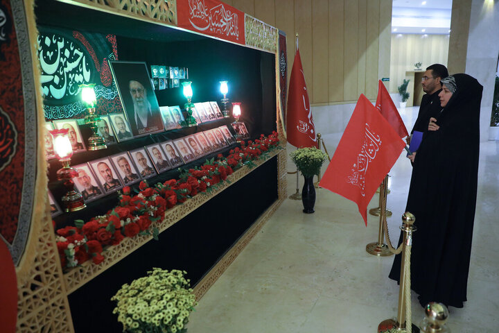 تصاویر/ خیزش نمایندگان مجلس شورای اسلامی با پرچم یالثارات حسین(ع)
