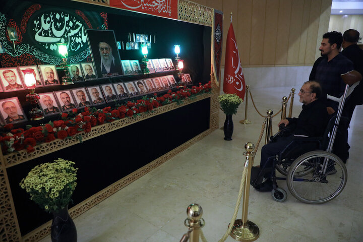 تصاویر/ خیزش نمایندگان مجلس شورای اسلامی با پرچم یالثارات حسین(ع)