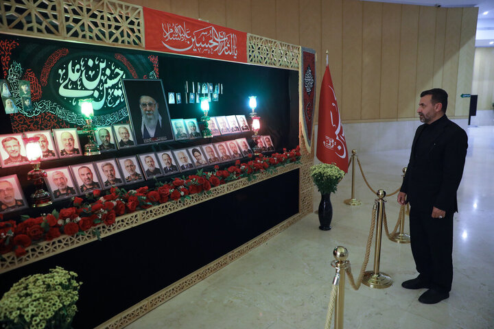 تصاویر/ خیزش نمایندگان مجلس شورای اسلامی با پرچم یالثارات حسین(ع)