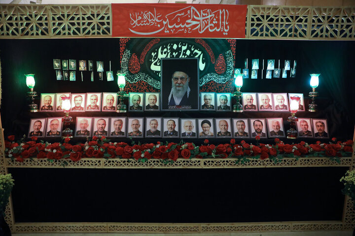 تصاویر/ خیزش نمایندگان مجلس شورای اسلامی با پرچم یالثارات حسین(ع)