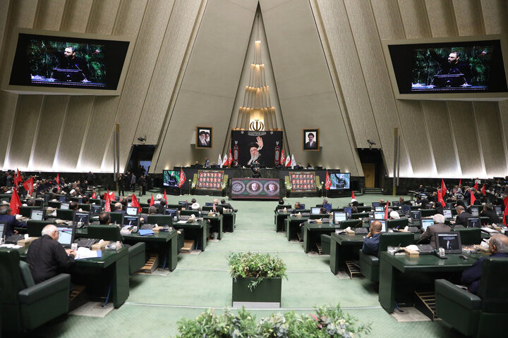 تصاویر/ خیزش نمایندگان مجلس شورای اسلامی با پرچم یالثارات حسین(ع)