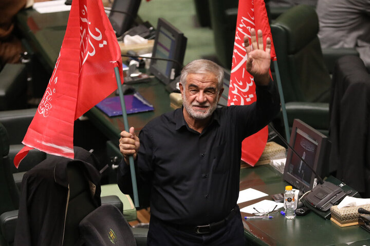 تصاویر/ خیزش نمایندگان مجلس شورای اسلامی با پرچم یالثارات حسین(ع)