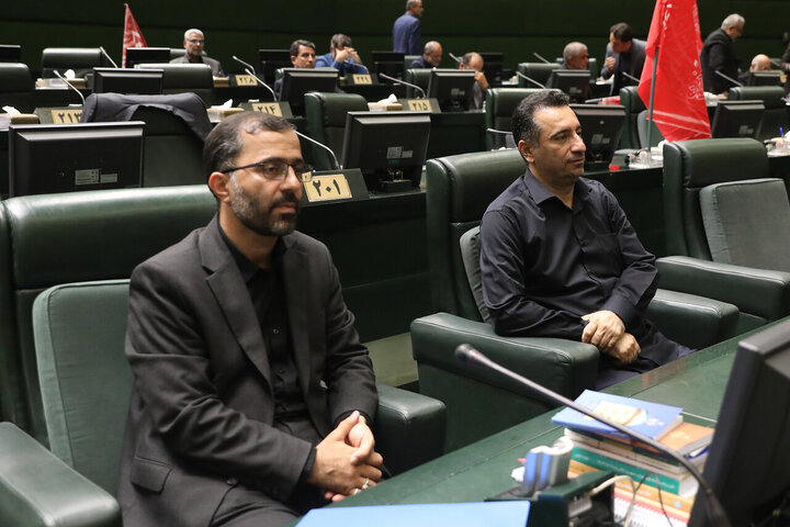 تصاویر/ خیزش نمایندگان مجلس شورای اسلامی با پرچم یالثارات حسین(ع)