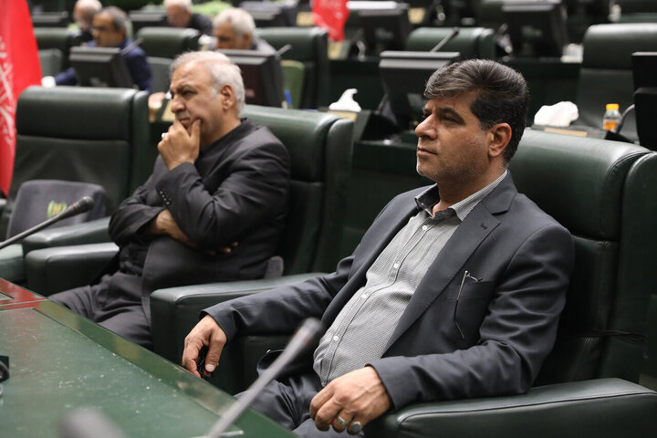 تصاویر/ خیزش نمایندگان مجلس شورای اسلامی با پرچم یالثارات حسین(ع)