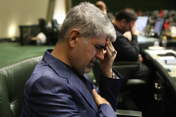 تصاویر/ خیزش نمایندگان مجلس شورای اسلامی با پرچم یالثارات حسین(ع)
