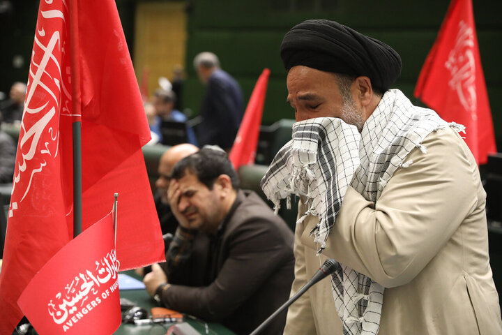 تصاویر/ خیزش نمایندگان مجلس شورای اسلامی با پرچم یالثارات حسین(ع)