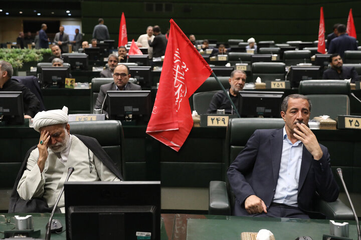 تصاویر/ خیزش نمایندگان مجلس شورای اسلامی با پرچم یالثارات حسین(ع)