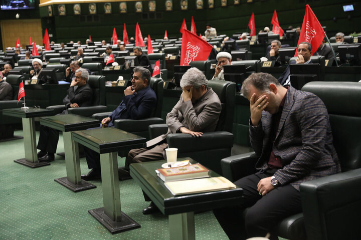 تصاویر/ خیزش نمایندگان مجلس شورای اسلامی با پرچم یالثارات حسین(ع)