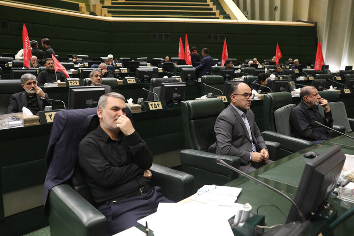 تصاویر/ خیزش نمایندگان مجلس شورای اسلامی با پرچم یالثارات حسین(ع)