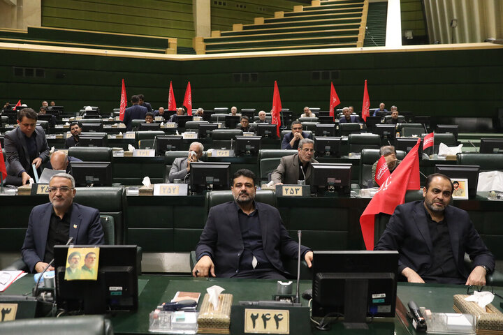 تصاویر/ خیزش نمایندگان مجلس شورای اسلامی با پرچم یالثارات حسین(ع)