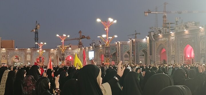 تصاویر/ مراسم بزرگداشت رهبر شهید به میزبانی خانواده‌های معظم شهدا در حرم مطهر رضوی