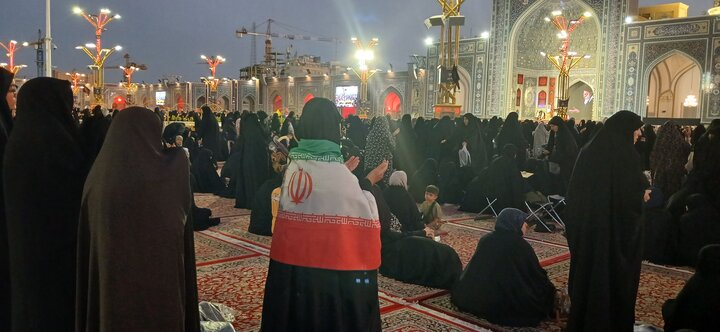 تصاویر/ مراسم بزرگداشت رهبر شهید به میزبانی خانواده‌های معظم شهدا در حرم مطهر رضوی