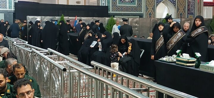 تصاویر/ مراسم بزرگداشت رهبر شهید به میزبانی خانواده‌های معظم شهدا در حرم مطهر رضوی
