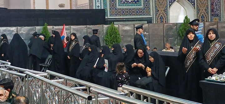 تصاویر/ مراسم بزرگداشت رهبر شهید به میزبانی خانواده‌های معظم شهدا در حرم مطهر رضوی