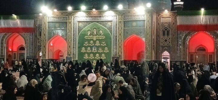 تصاویر/ مراسم بزرگداشت رهبر شهید به میزبانی خانواده‌های معظم شهدا در حرم مطهر رضوی