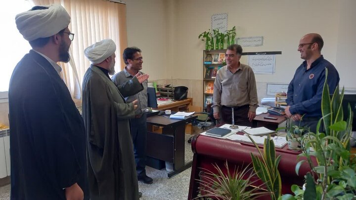تصاویر/ حضورامام جمعه آران وبیدگل درجمع جوانان وکارکنان ادارات