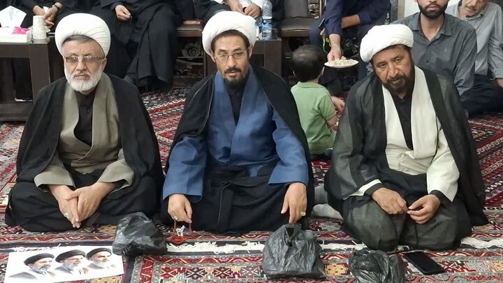 تصاویر/بزرگداشت رهبر شهید از طرف مرکزخدمات حوزه علمیه کاشان
