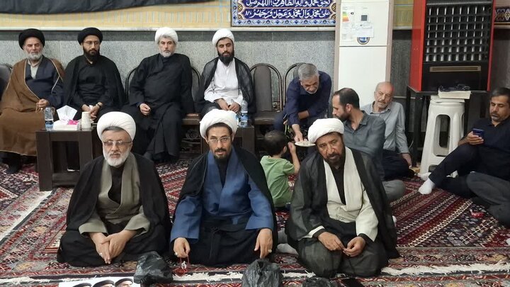 تصاویر/بزرگداشت رهبر شهید از طرف مرکزخدمات حوزه علمیه کاشان