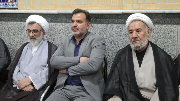 تصاویر/بزرگداشت رهبر شهید از طرف مرکزخدمات حوزه علمیه کاشان