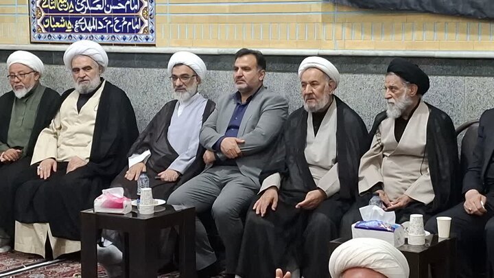 تصاویر/بزرگداشت رهبر شهید از طرف مرکزخدمات حوزه علمیه کاشان