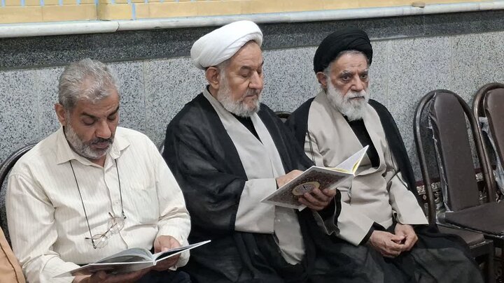 تصاویر/بزرگداشت رهبر شهید از طرف مرکزخدمات حوزه علمیه کاشان