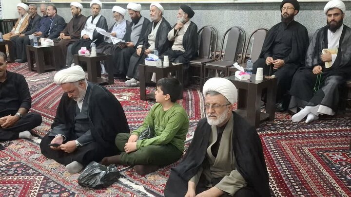 تصاویر/بزرگداشت رهبر شهید از طرف مرکزخدمات حوزه علمیه کاشان