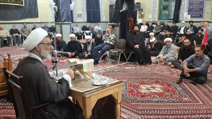 تصاویر/بزرگداشت رهبر شهید از طرف مرکزخدمات حوزه علمیه کاشان