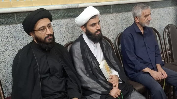 تصاویر/بزرگداشت رهبر شهید از طرف مرکزخدمات حوزه علمیه کاشان