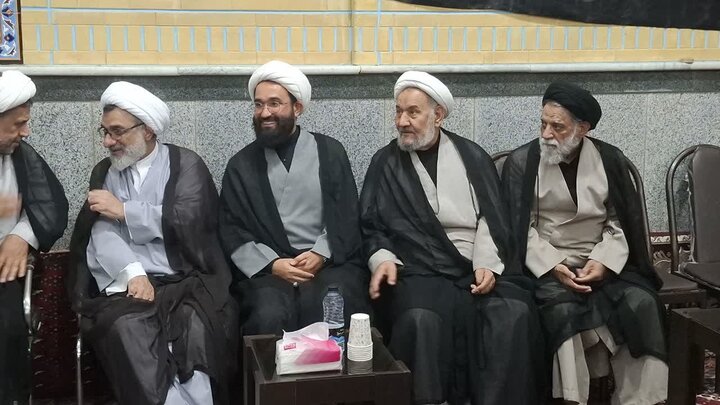 تصاویر/بزرگداشت رهبر شهید از طرف مرکزخدمات حوزه علمیه کاشان