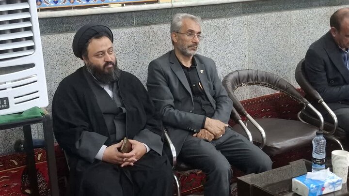 تصاویر/بزرگداشت رهبر شهید از طرف مرکزخدمات حوزه علمیه کاشان