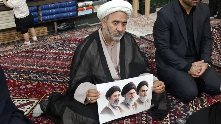تصاویر/بزرگداشت رهبر شهید از طرف مرکزخدمات حوزه علمیه کاشان