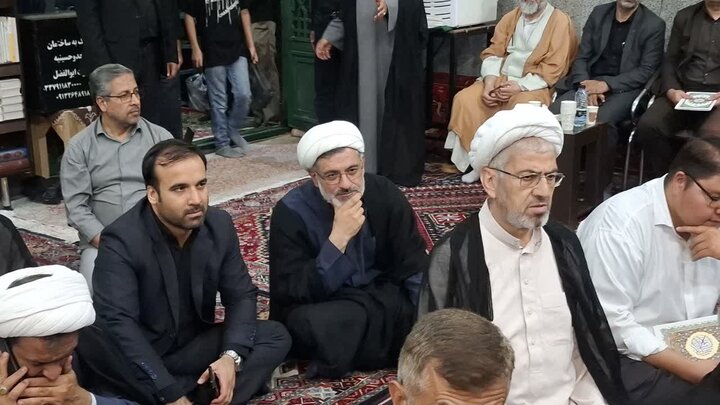 تصاویر/بزرگداشت رهبر شهید از طرف مرکزخدمات حوزه علمیه کاشان