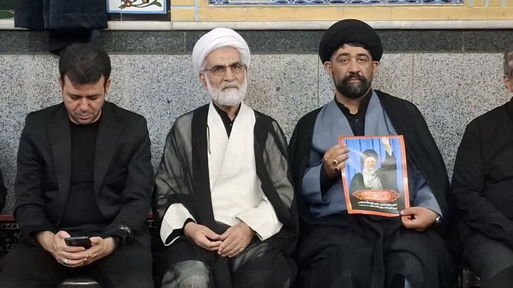 تصاویر/بزرگداشت رهبر شهید از طرف مرکزخدمات حوزه علمیه کاشان