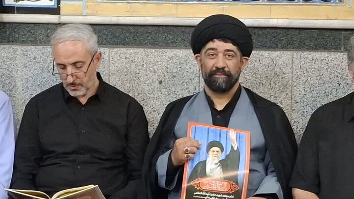 تصاویر/بزرگداشت رهبر شهید از طرف مرکزخدمات حوزه علمیه کاشان