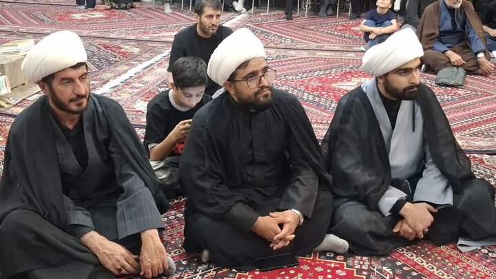 تصاویر/بزرگداشت رهبر شهید از طرف مرکزخدمات حوزه علمیه کاشان