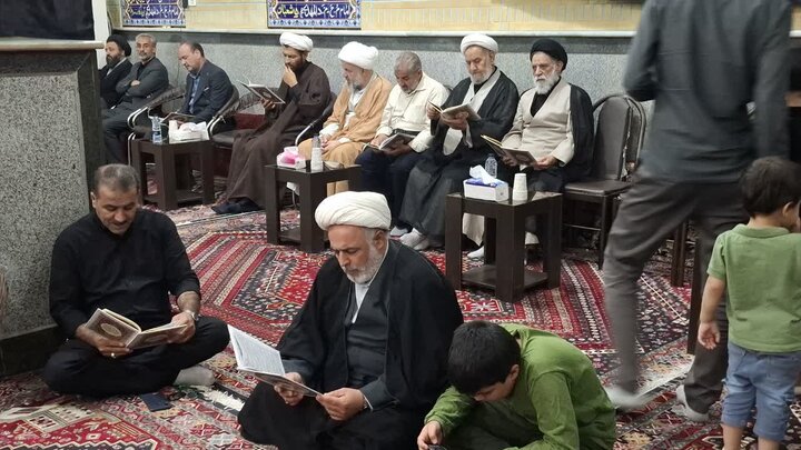 تصاویر/بزرگداشت رهبر شهید از طرف مرکزخدمات حوزه علمیه کاشان
