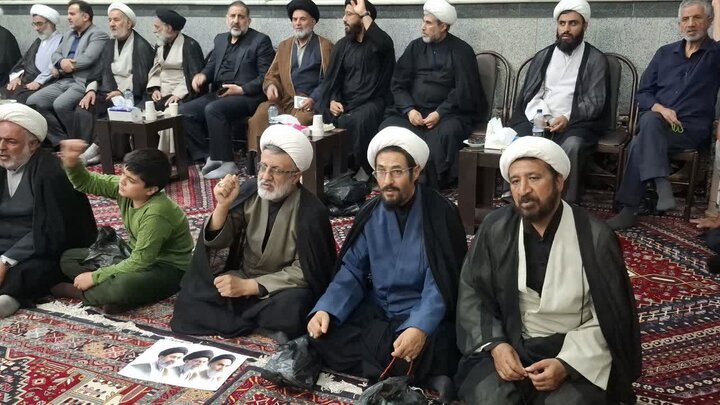 تصاویر/بزرگداشت رهبر شهید از طرف مرکزخدمات حوزه علمیه کاشان