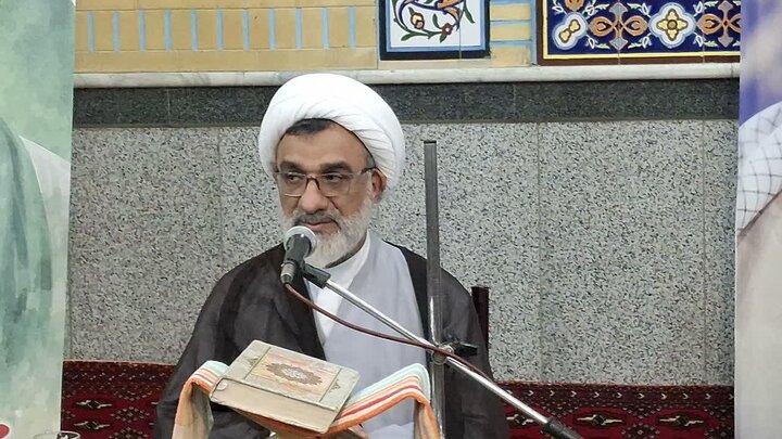 تصاویر/بزرگداشت رهبر شهید از طرف مرکزخدمات حوزه علمیه کاشان