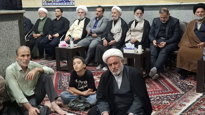 تصاویر/بزرگداشت رهبر شهید از طرف مرکزخدمات حوزه علمیه کاشان