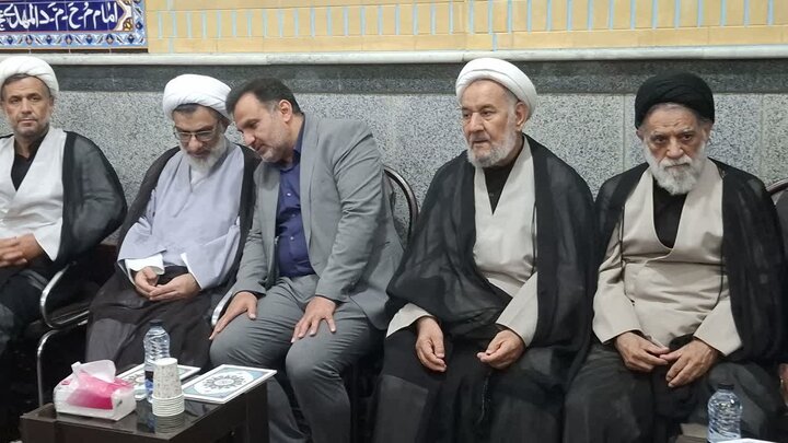 تصاویر/بزرگداشت رهبر شهید از طرف مرکزخدمات حوزه علمیه کاشان