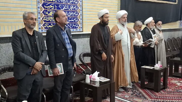 تصاویر/بزرگداشت رهبر شهید از طرف مرکزخدمات حوزه علمیه کاشان