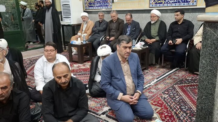 تصاویر/بزرگداشت رهبر شهید از طرف مرکزخدمات حوزه علمیه کاشان