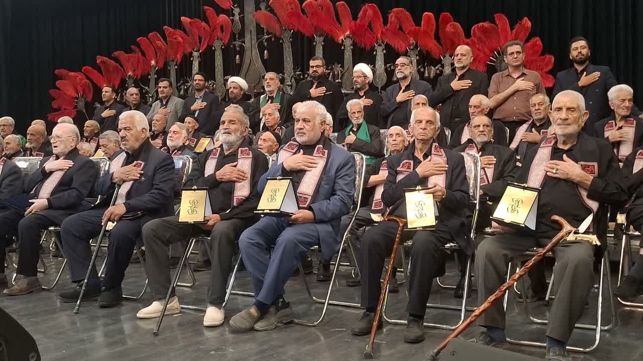 پیرغلامان دستگاه اباعبدالله الحسین(ع) نماد عینی تکریم هستند/ امروز دشمن از شهید خامنه‌ای بیشتر می‌ هراسد+ تصاویر و فیلم