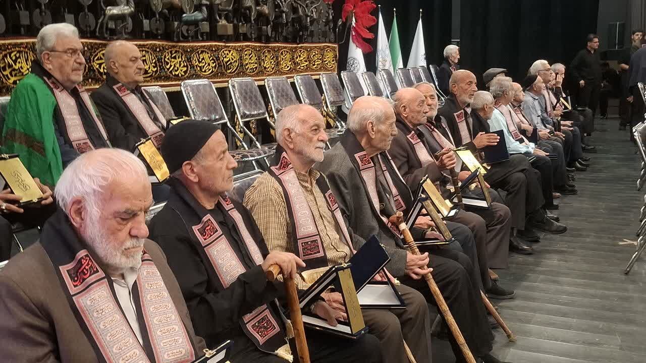 پیرغلامان دستگاه اباعبدالله الحسین(ع) نماد عینی تکریم هستند/ امروز دشمن از شهید خامنه‌ای بیشتر می‌ هراسد+تصاویر وفیلم