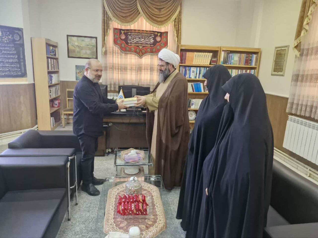 اهدای دانشنامه ۲۹ جلدی شعر مهدوی به کتابخانه مرکزی اراک توسط حوزه علمیه خواهران مرکزی