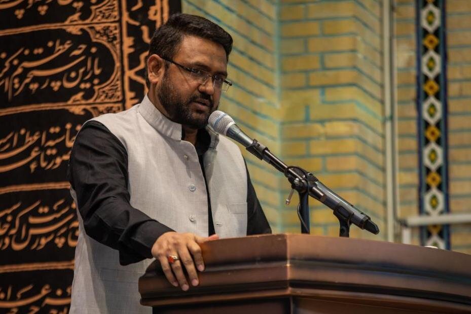 সর্বদা তৃষ্ণার্ত সেই চোখগুলির জন্য যা ইমাম শহিদের শান্তিময় নিমগ্নতায় ডুবে আছে