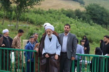 تصاویر/ ادای احترام نماینده ولی فقیه در مازندران به مقام شامخ شهدای منطقه لایی