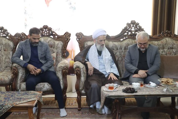 تصاویر/ حضور نماینده ولی فقیه در استان در منزل مرحوم شمشیربند، از فرماندهان دفاع مقدس