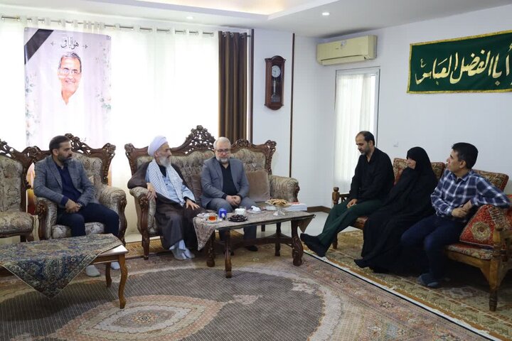 تصاویر/ حضور نماینده ولی فقیه در استان در منزل مرحوم شمشیربند، از فرماندهان دفاع مقدس