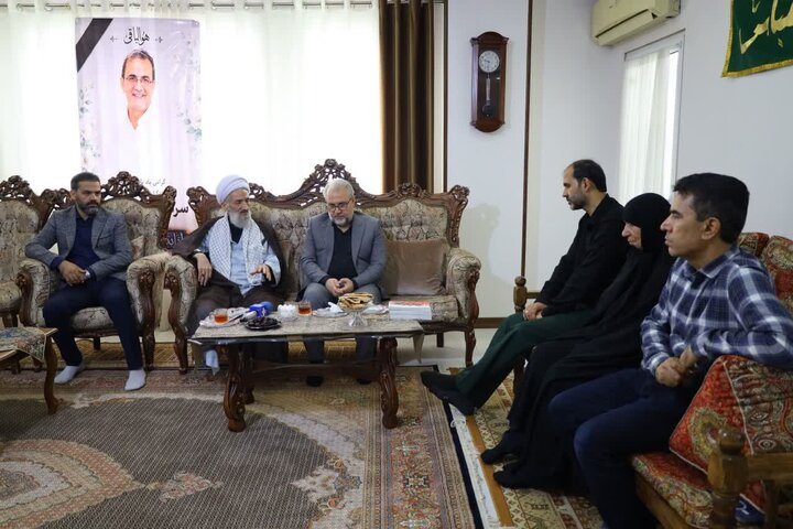 تصاویر/ حضور نماینده ولی فقیه در استان در منزل مرحوم شمشیربند، از فرماندهان دفاع مقدس